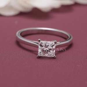 Anillo de Compromiso y Matrimonio con Diamante Solitario Corte Princesa Certificado por IGI en Oro Blanco/Amarillo y Rosa de 9K - Product Image 1