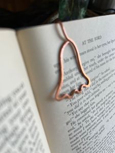 Marcapáginas clásico de cobre con diseño elegante para lectura diaria y ocasiones de regalos memorables - Product Image 1