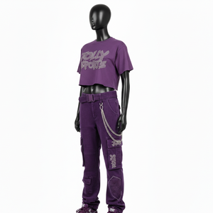 Conjunto de pantalón cargo y top corto morado de felpa francesa de algodón y poliéster de 240 GSM premium para mujer con paneles de logotipo con pedrería. Conjuntos para mujer. - Product Image 4