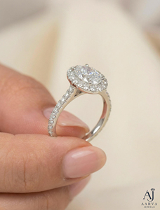Anillo de Compromiso Solitario con Halo de Moissanita de Corte Ovalado y Engaste de Plata de Ley 925 con Baño de Oro para Mujer - Product Image 2
