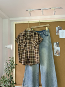 Chemisier d'été décontracté à carreaux pour femme L842, coupe ample et oversize, à manches courtes, boutonné, avec poches à rabat - Product Image 2