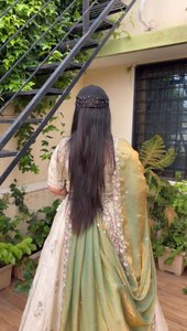 ชุดเลเฮนกาโชลีพร้อมผ้าคลุมไหล่ ทำจากผ้าไหมชิโนน ปักด้วยด้ายและเลื่อม - Product Image 3