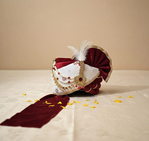 Turbante de novio artesanal de terciopelo granate con perlas, plumas y diseño indio Safa Pagri para uso nupcial real - Product Image 2