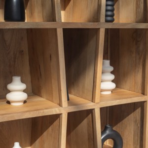 Estante de Exhibición de Madera Vandana Merino Arista, Diseño Moderno y Minimalista de Almacenamiento en Madera Sólida - Product Image 4