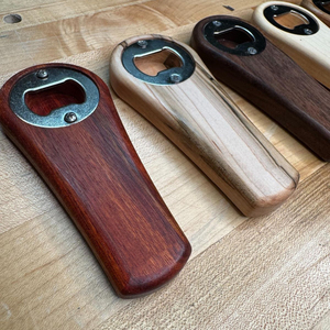 Abridor de Botellas de Madera Multitono con Diseño Ergonómico y Contorneado, Inserto de Placa Metálica Brillante, Ideal para Bares - Product Image 5