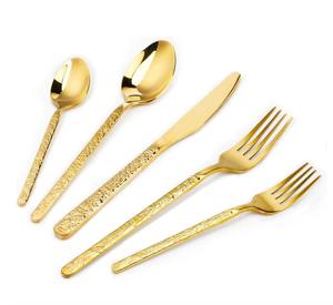 Finition élégante en laiton pour les couverts, qui rehausse l'attrait visuel des plats plaqués, idéal pour les cadeaux de déménagement. - Product Image 4