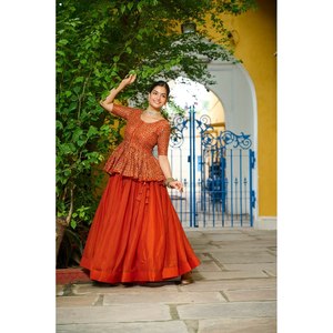 Conjunto Lehenga Choli de Diseño Artesanal, Corte en A, con Bordado Floral y Lentejuelas en la Cintura Imperio - Product Image 3