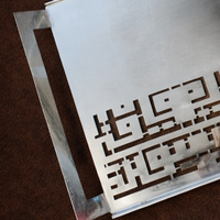 Plateau de service rectangulaire moderne en argent avec poignées découpées géométriquement, plat décoratif en acier inoxydable pour hôtel, buffet, événement