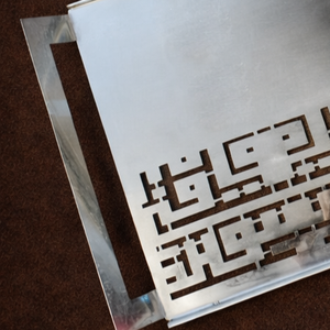 Plateau de service rectangulaire moderne en argent avec poignées découpées géométriquement, plat décoratif en acier inoxydable pour hôtel, buffet, événement - Product Image 5