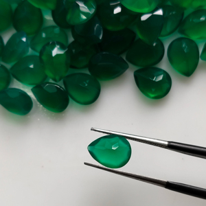 Onyx vert naturel 9x7MM taille poire, pierre précieuse de qualité supérieure pour la fabrication de bijoux, certifié Red Mountain Gems - Product Image 4