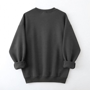 Sweat-shirt personnalisé pour femme en molleton épais à col rond, gris foncé vintage, avec imprimé graphique double cœur rouge, style streetwear - Product Image 2