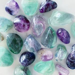 Vente en gros de cristaux d'agate de fluorite naturelle pierres multiples dégringolées pour la guérison des pierres précieuses fluorite pierre dégringolée de l'agate Aameena - Product Image 5