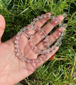 Bracelet en perles de quartz clair, forme sphérique polie, bijoux en cristal écologiques - Product Image 1
