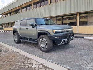 GMC para SUV Eléctrico, Primera Edición, Tracción en las Cuatro Ruedas, Batería de Litio, Asientos de Cuero, Neumáticos R21 - Product Image 2