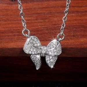 Collar de Plata de Ley con Moissanita de Corte Redondo y Bonito Lazo para Mujer - Product Image 3