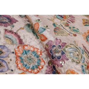 Tissu en crêpe de viscose brodé de fleurs de pêche avec travail de sequins dorés Zari, largeur 44 pouces - Product Image 1
