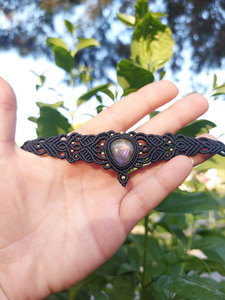 สร้อยข้อมือมาคราเม่ทองคำทำมือประดับลาบราดอไรต์สีม่วงประกายอัญมณี เชือกสีดำ สไตล์โบโฮ เครื่องประดับบำบัดรักษา ของขวัญแต่งงาน - Product Image 3