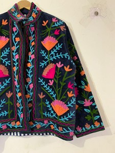 Veste en velours brodée de fleurs bohèmes pour femmes, inspirée du style Suzani traditionnel, col montant, vêtement d'extérieur artisanal tendance - Product Image 4