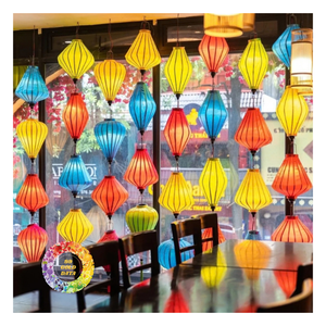 Lanterne ronde en soie imperméable de Hoi An avec peinture artisanale traditionnelle vietnamienne, lampe suspendue, décoration d'intérieur, vente en gros, exportation - Product Image 2