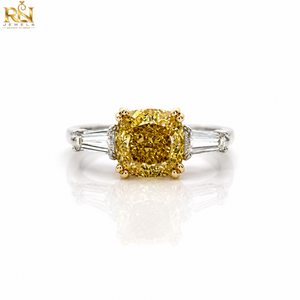 Bague pour homme en or massif jaune canari avec diamant de laboratoire taillé en baguette conique et trois pierres, bijoux de luxe raffinés |   9K 14K 18K - Product Image 1
