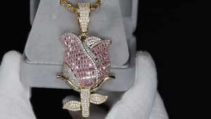 Colgante de flor de rosa con incrustaciones de moissanita VVS rosa y blanca para hombre, chapado en plata, estilo Hiphop, para fiesta - Product Image 3