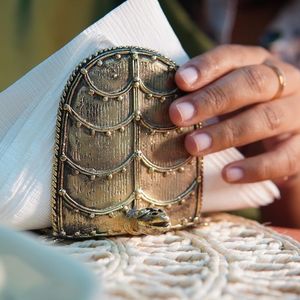 Porte-serviettes en métal design, fait main, artistique, parfait pour les cafétérias, les mariages et les dîners de luxe. - Product Image 1