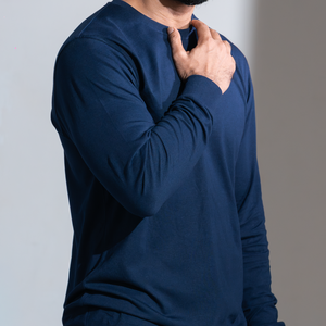 Camiseta azul marino de manga larga para hombre, corte regular, tejido de punto sencillo, 100% algodón peinado, 200 g/m², talla estándar para uso diario. - Product Image 1