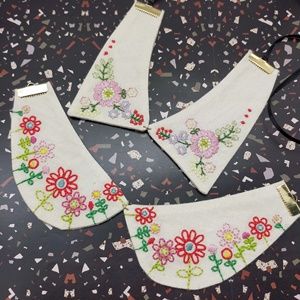 Hermoso collar desmontable de accesorio Robin bordado hecho a mano para prendas - Product Image 1