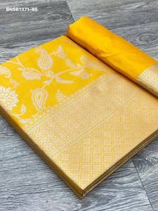 Proveedor de la India de conjuntos de sari y blusa de seda Banarasi Lichi con diseño Evergreen, con trabajo jacquard en toda la prenda y un pallu amarillo de lujo. - Product Image 4