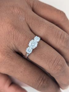 Anillo de Compromiso de Tres Piedras con Moissanita de Corte Redondo de 1.15 Ct para Mujer, Anillo de Boda Solitario de Plata Esterlina 925 - Product Image 6