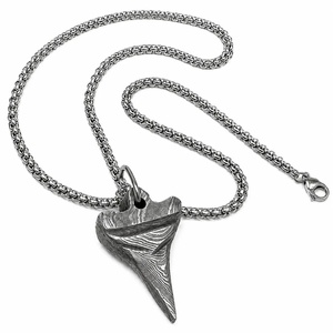 Collier pendentif moderne en acier Damas fait main, motif dents de requin découpées, cadeau promotionnel original et exquis pour la Saint-Valentin - Product Image 3