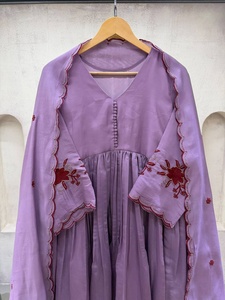 Exclusivo Traje Anarkali Bordado en Lavanda con Diseño Floral Rojo, Corte Holgado, Ropa Tradicional India y Pakistaní para Mujer - Product Image 5