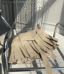 Coshe Cici Mini-jupe d'été décontractée pour dames Taille haute ceinturée plissée Design Vietnam Fabriqué avec une taille naturelle Usage quotidien - Product Image 4