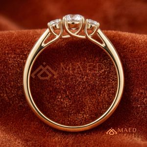 Anillo de Oro de Lujo con Corte Redondo, Símbolo del Pasado, Presente y Futuro – Anillo de Boda Nupcial Simbólico de Oro Amarillo de 14K con Tres Piedras de Corte Redondo - Product Image 4
