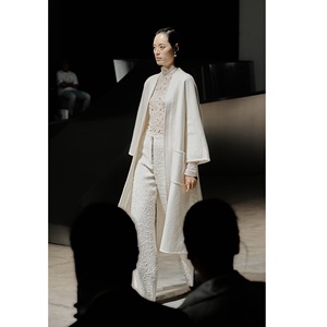 Nouvelle Arrivée Manteaux Trench Élégants pour Femmes AMELIE BELTED KIMONO COAT en Cachemire Premium Chaleur Exceptionnelle Tissé Blanc Ant - Product Image 1