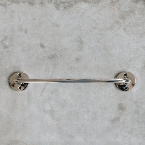 Ensemble de porte-serviettes mural en métal au design minimaliste avec finition chromée et trois barres pour salle de bain moderne - Product Image 4