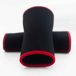 Coudière en néoprène noire avec bordure rouge, absorption des chocs, à enfiler, unisexe, protection toutes saisons - Product Image 1