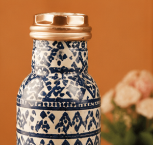 Ensemble de bouteilles d'eau en cuivre pur de qualité supérieure avec 2 verres en cuivre, imprimé ethnique bleu et blanc, bouteille à boire ayurvédique anti-fuite, cadeau - Product Image 1