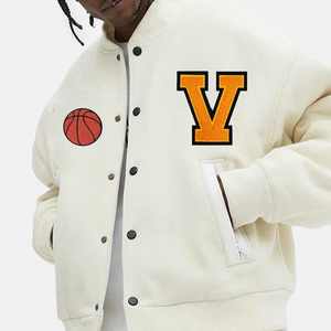 Veste universitaire crème pour homme avec logo V brodé et patch de basketball, style preppy, col rabattu, simple boutonnage - Product Image 1