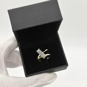 แหวนหมั้นทองคำแท้ 14K ทรงบาแก็ตต์ยาว ประดับเพชรแล็บโกรว์ 2 กะรัต ฝังแบบอีสต์เวสต์ ดีไซน์โมเดิร์นแบบแกะสลัก วงแหวนคู่รูปตัววี - Product Image 4