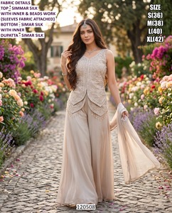 Ensemble de 3 pièces brodé floral respirant de style Bhandhani Emerald Bloom avec hauts courts pour femmes - Product Image 4