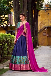Nueva Colección de Lehenga Choli de Diseñador en Seda con Trabajo de Tejido Zari y Detalles en Lona y Can Can, para Venta en Línea - Product Image 1