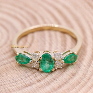 Bague en or jaune massif 14 carats avec émeraudes naturelles ovales et en forme de poire, sertie de diamants, collection Memoria Jewels, vente en gros - Product Image 4