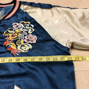 Chaqueta Sukajan Premium de Invierno para Hombre, Estilo Urbano, Cuello Alto, Logotipo Frontal, Tela Satinada Suave con Bordado, Ajuste Cómodo - Product Image 3