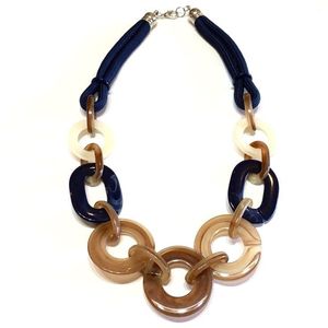 Collar de Resina con Diseño de Jardín de Mariposas, Joyería de Resina con Brillo Etéreo, Collar de Resina con Naturaleza Encapsulada, Colgante Vintage con Flor - Product Image 3