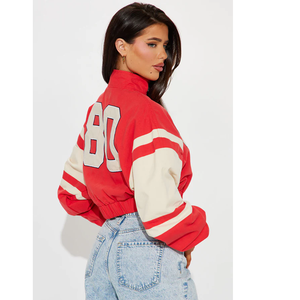 Chaqueta Varsity Roja Corta con Parche de Oso, Cierre de Cremallera en la Manga, Estilo Preppy, Unisex, para Otoño - Product Image 4