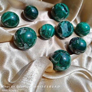 Esfera de Malaquita Natural de Alta Calidad Tallada a Mano para Decoración del Hogar, Piedra de Meditación Curativa, Esfera Verde Natural de Gujarat - Product Image 2