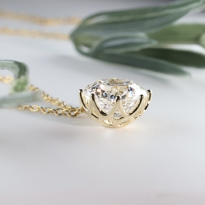 Cadena de Eslabones Solitarios con un Cristal Redondo Grande en un Diseño Único y una Impresionante Filigrana Inspirada en un Loto Debajo de la Galería - Product Image 2