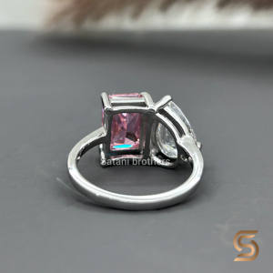 Elegante anillo de moissanita rosa con corte radiante en oro de 10K con forma de pera blanca para mujer, procedente de la India. - Product Image 4