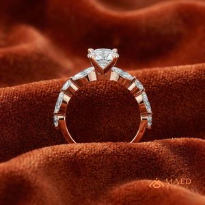 Bague de luxe en moissanite taille brillant plaquée or rose pour femme – Bijou élégant pour fiançailles, mariage, anniversaire et soirée - Product Image 4